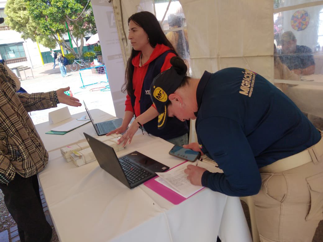 #Cundinamarca | En Chía, nos unimos a la personaría municipal, <a href="/FUPADColombia/">PADF COLOMBIA</a> y <a href="/PoliciaColombia/">Policía de Colombia</a> en una feria de servicios para promover la integración y el desarrollo económico de la población migrante presente en el municipio.
