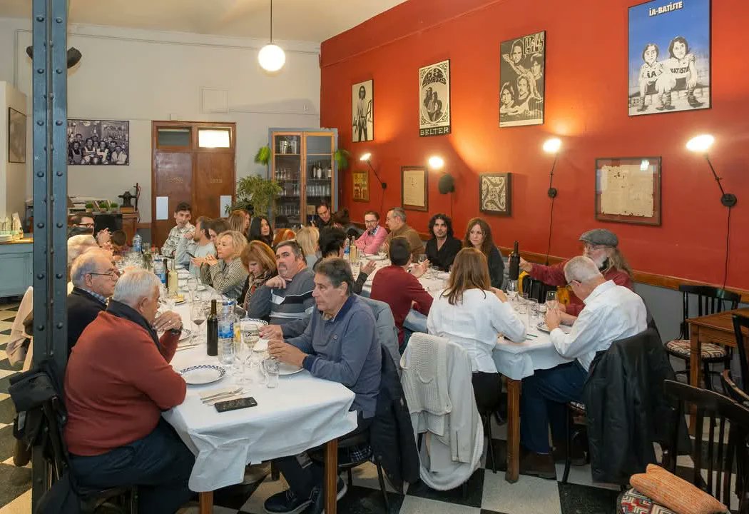 ConstantiRadio's tweet photo. 🎄 Sopar de Nadal de #ConstantíRàdio. Ens hem reunit amb els nostres col·laboradors/es per gaudir d'aquesta trobada que tanca un any molt especial durant el qual hem celebrat els 25 anys de l'emissora. GRÀCIES a totes i tots per ser-hi i fer-ho possible! #Constantí https://t.co/KqvBLmI6iG