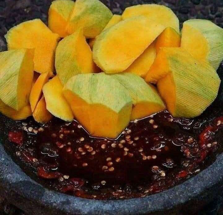 Nyomot dikit. Dari kemaren pengen yg asem asem, tapi masa iya gua makan rujak? Apa kata tetangga