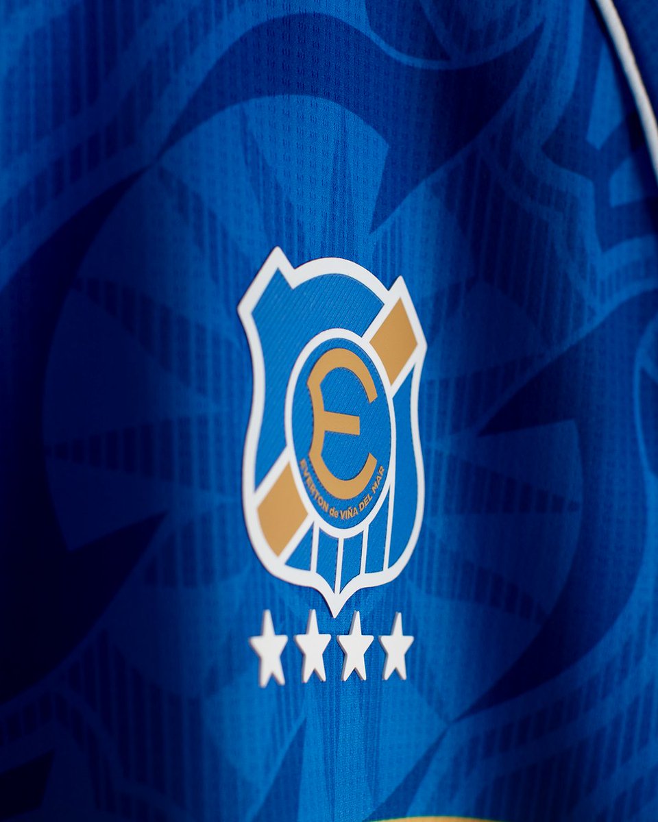evertonsadp's tweet photo. ¡Un diseño inspirado en nuestra historia y en la identidad de nuestra ciudad! 😍

Junto a @CharlyFutbol presentamos la 𝙉𝙐𝙀𝙑𝘼 𝙋𝙄𝙀𝙇 𝙊𝙍𝙊 & 𝘾𝙄𝙀𝙇𝙊 edición local 💙, confeccionada con el perfecto azul de nuestro cielo y el oro en la guata que representa la imponente historia del Club Everton de Viña del Mar ⭐. 

Disponible en https://t.co/RfquFfOEL7 y en Tienda Everton del Boulevard Marina 🛍️.

#EvertonEsViña & #ViñaEsEverton 🔹🔸