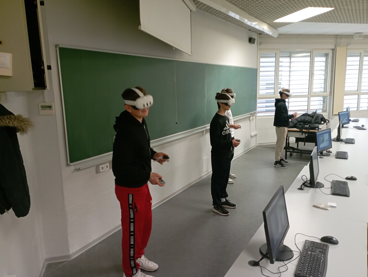 IESElCabanyal's tweet photo. El alumnado de 4ºESO optativa #TECNOLOGÍA ha realizado una divertida actividad de #geocatching en el Museo de Telecomunicaciones #ETSIT #UPV Valencia y ha experimentado en su taller de Museo Realidad Virtual https://t.co/cqM49t6dl6