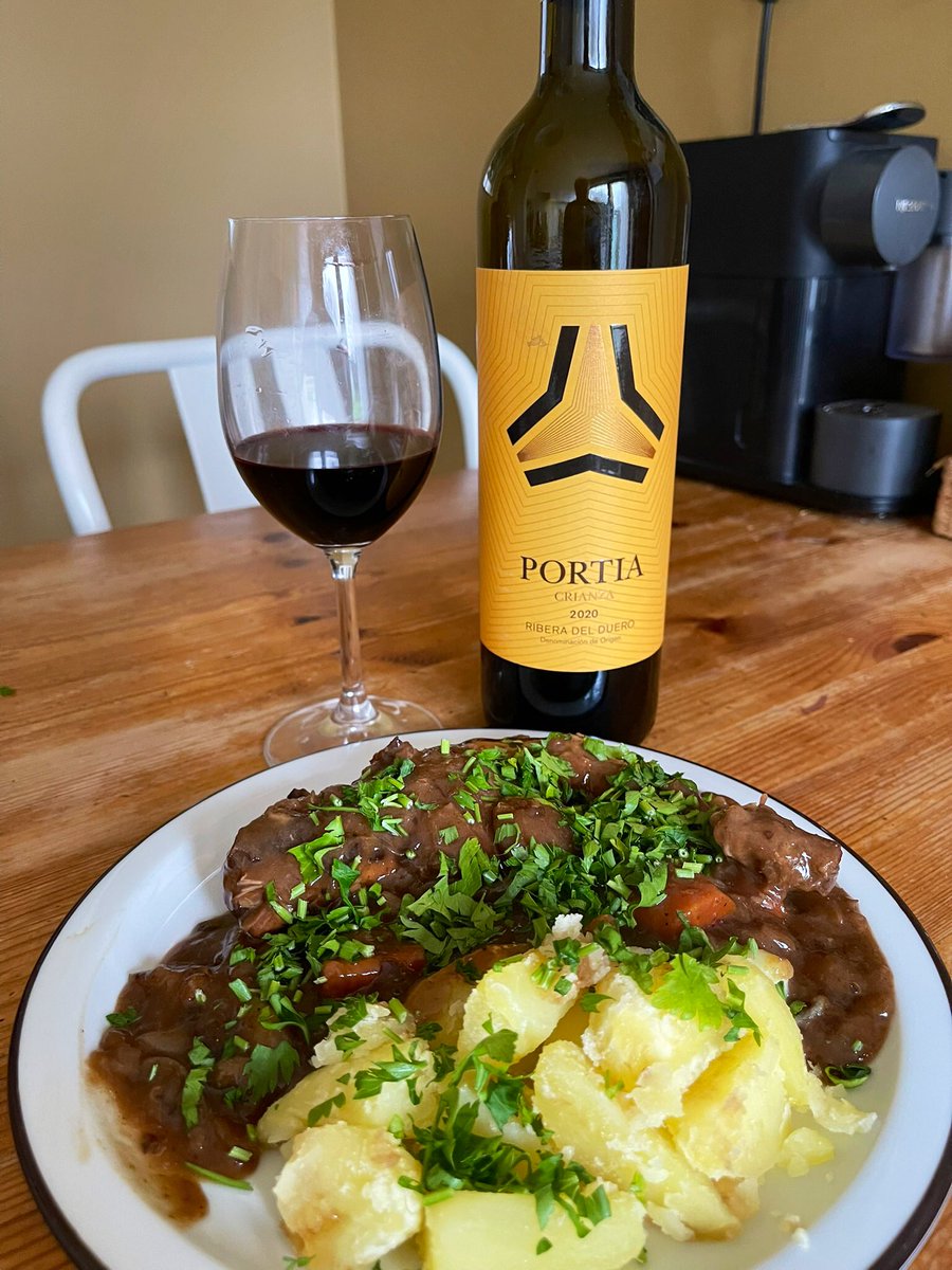 joukesp's tweet photo. #NoCookingTuesday #TuesdayLunch #2ndServing #RabbitWithPrunes #Potatoes #Portia
I love no-cooking days!
What a treat it is to just warm up a 2nd serving & cook some potatoes with it. Minimal effort for a great result!
Had another glass of that excellent Crianza by @BodegasPortia https://t.co/Eq2kDILunI