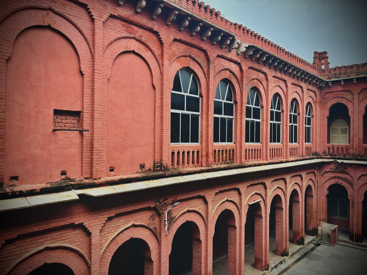 ImSaranyaR's tweet photo. The seat of #Collector of #SouthArcot
 the Old #Collectorate - SouthArcot of Free India 
and then-the #Cuddalore District
A #Flamboyant #display https://t.co/mVdZGVQ1PV