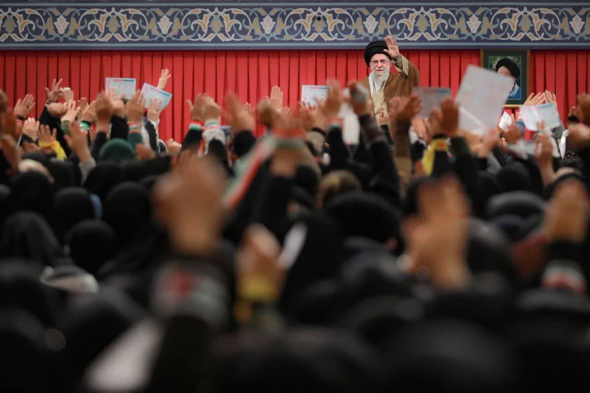 این جمعیت عظیم از بانوان و دختران عزیز ما با این احساسات پرشور و با این بیانات بسیار خوبی که گویندگان محترم، سخنرانها، خانمها بیان کردند، حقاً و انصافاً یک جلسه‌ی به یادماندنی است. مطالب خیلی خوبی گفته شد.
#لبیک_یا_خامنه_ای
#جان_جهان