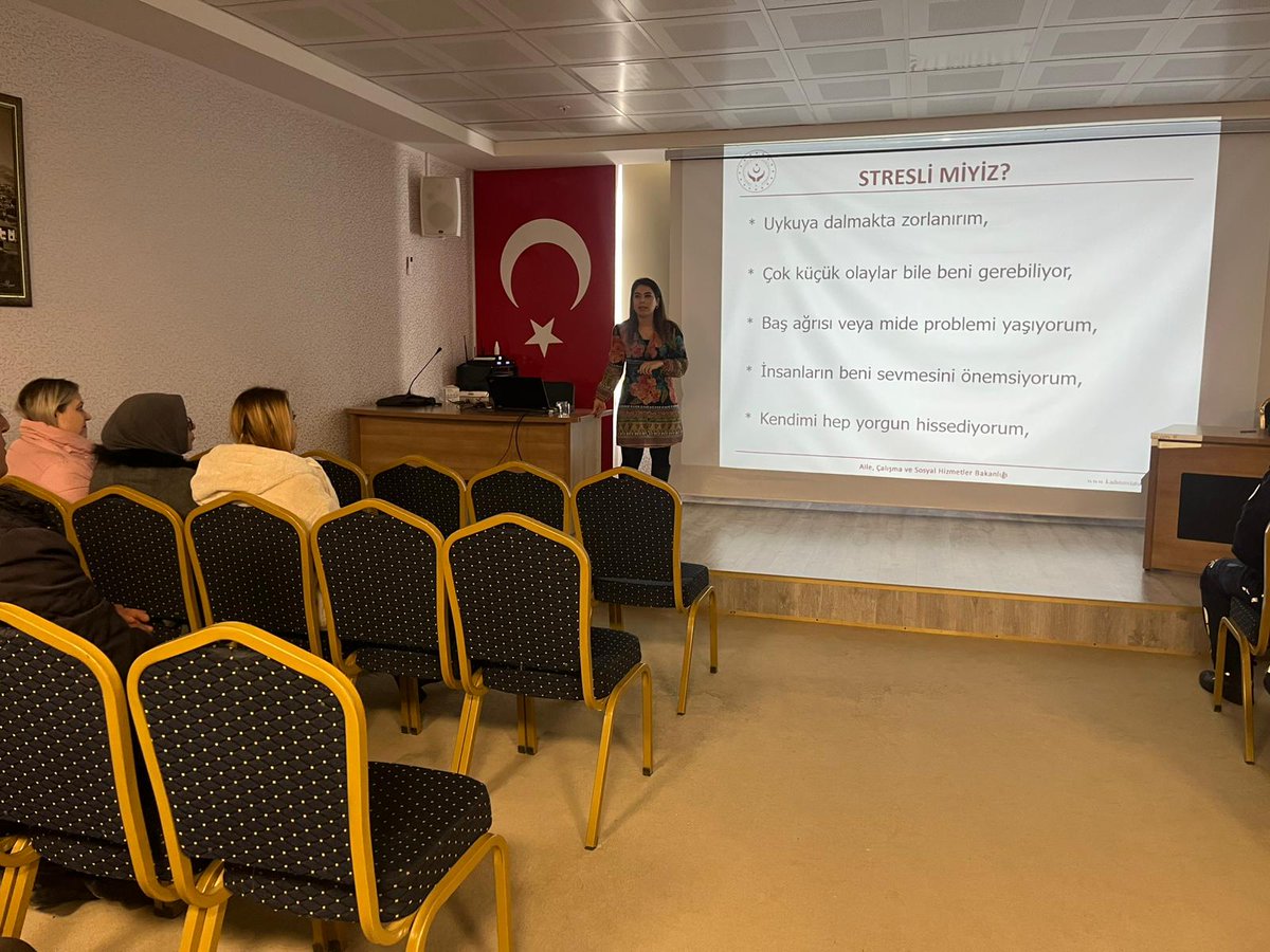 Müdürlüğümüz Eğitim ve Danışmanlık Birimi Eğitimcisi tarafından düzenlenen, öğrenci taşıma uygulamasında görevli araç sürücülerinin eğitimi programı kapsamında "Öfke Kontrolü" ve "Stres Yönetimi" konularında eğitim verilmiştir. 

Bu eğitimler, sürücülerin meslek hayatlarında