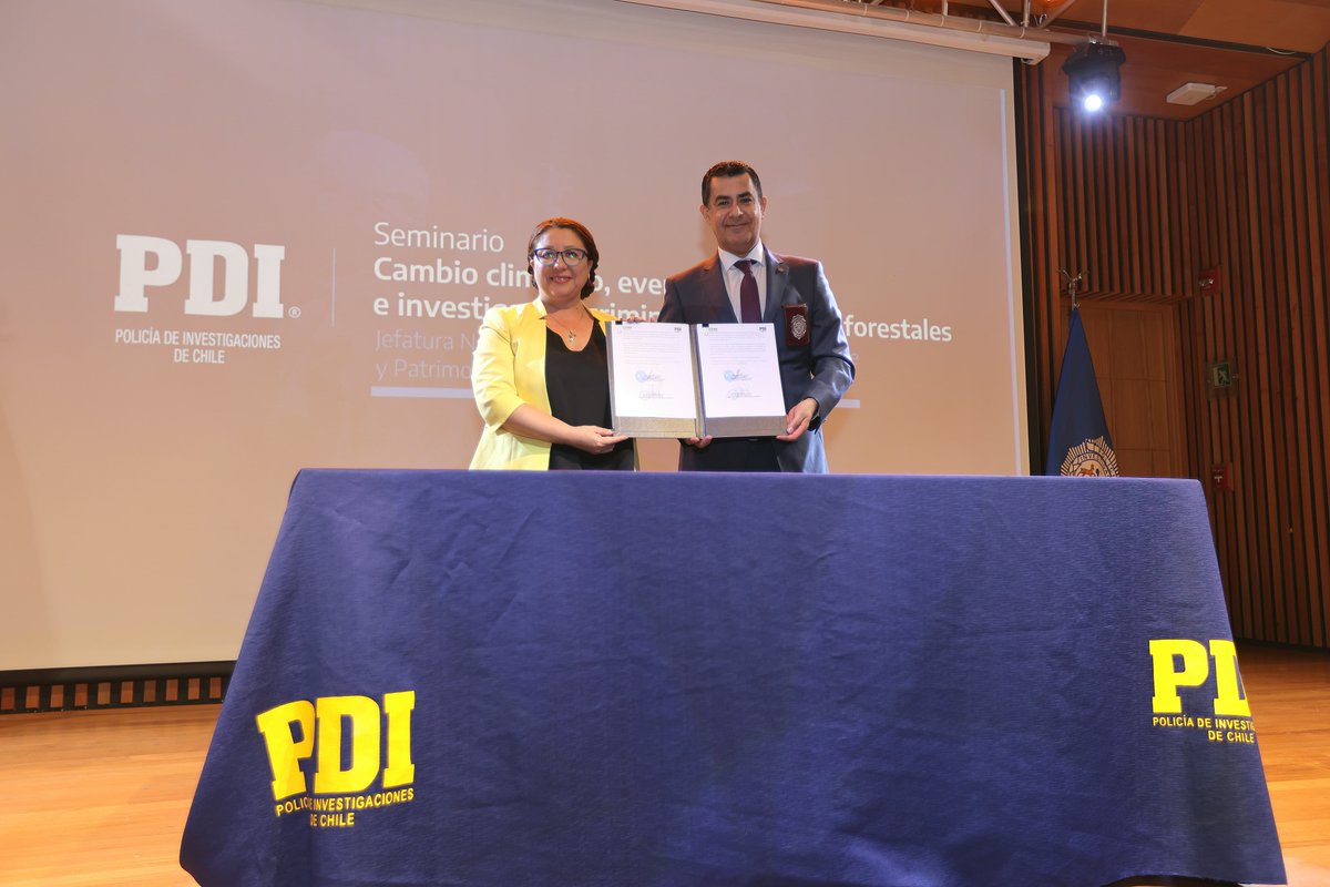 PDI_CHILE's tweet photo. PDI firmó importante convenio para optimizar la investigación de los incendios forestales. 
Dicho acuerdo desarrollado con el Centro de Información de Recursos Naturales del Ministerio de Agricultura @CirenChile se traducirá en acceso a nuevas herramientas para el análisis e indagación en el origen de estas emergencias.