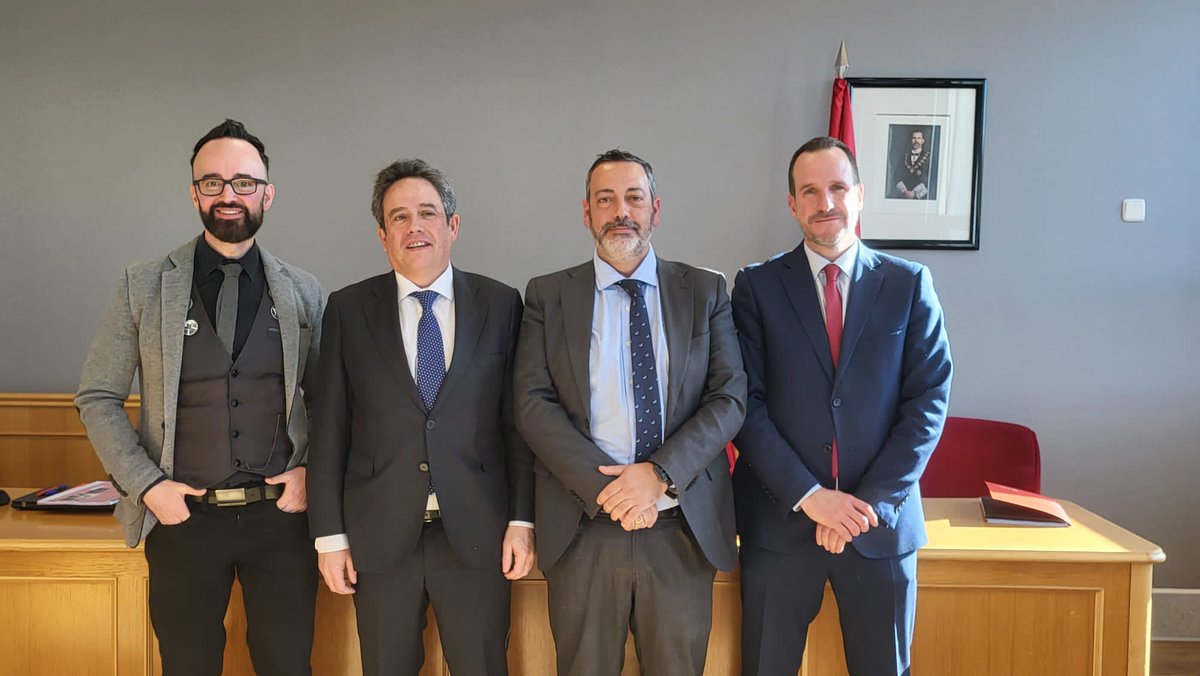 jramiroperez's tweet photo. Hoy hay tres protagonistas en @UEuropea : David Pavón Herradón, la ciencia y el trabajo duro.Tras una defensa brillante hemos otorgado por unanimidad la Plaza de Profesor Titular en Derecho Penal. He tenido el grandísimo honor y privilegio de ser miembro del tribunal. Bravo. https://t.co/IjUKOojCyS