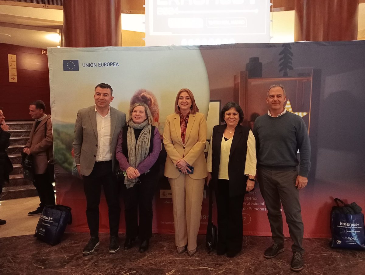 educacionEXT's tweet photo. 🏆Enhorabuena al CEIP Castra Caecilia de Cáceres, galardonado en los Premios europeos a la Enseñanza Innovadora en la Jornada Erasmus+ 2025

✅La secretaria general de Educación, ⁦@PerezGarciaMP⁩,
ha asistido a la gala del Teatro Real de Madrid

⁦@MercedesVaquera⁩ https://t.co/ANIfFvTvPY