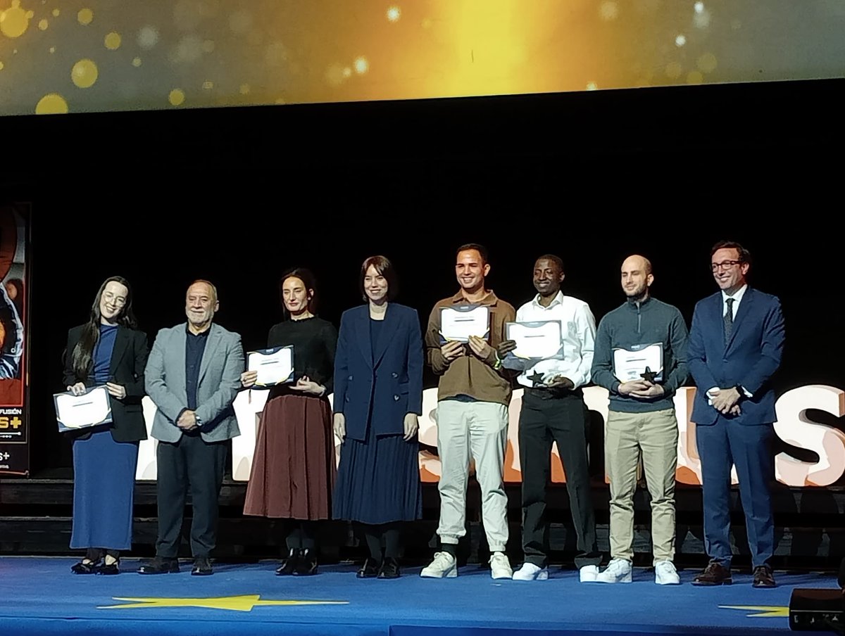 educacionEXT's tweet photo. 🏆Enhorabuena al CEIP Castra Caecilia de Cáceres, galardonado en los Premios europeos a la Enseñanza Innovadora en la Jornada Erasmus+ 2025

✅La secretaria general de Educación, ⁦@PerezGarciaMP⁩,
ha asistido a la gala del Teatro Real de Madrid

⁦@MercedesVaquera⁩ https://t.co/ANIfFvTvPY