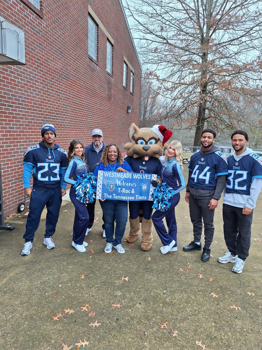 MsTatum_Edison's tweet photo. Our Westmeade Wolves had a great visit from our Tennessee Titans, T-Rac &amp; the Cheerleaders!!! #WinterWonderland
#WeareMNPS💙 https://t.co/kTqa7gm2F5