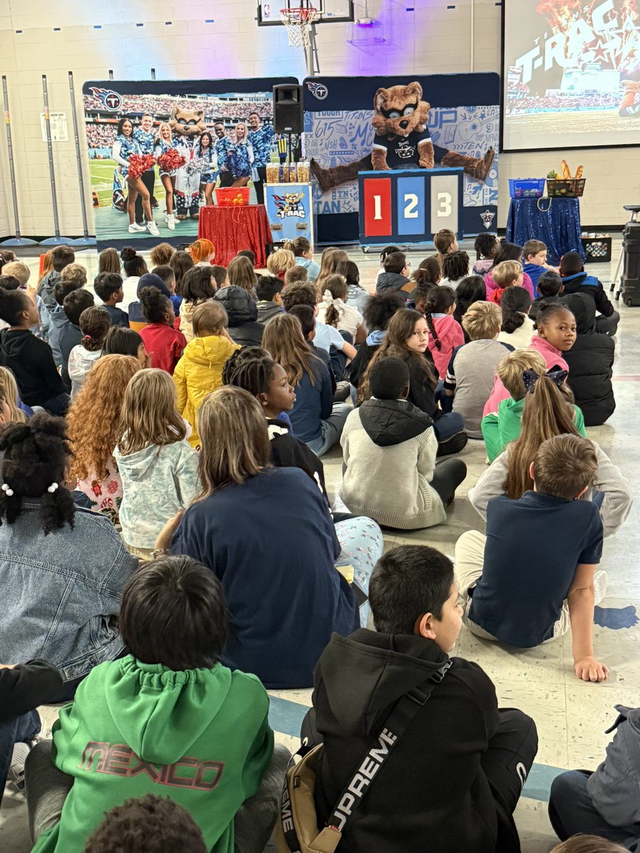 MsTatum_Edison's tweet photo. Our Westmeade Wolves had a great visit from our Tennessee Titans, T-Rac &amp; the Cheerleaders!!! #WinterWonderland
#WeareMNPS💙 https://t.co/kTqa7gm2F5