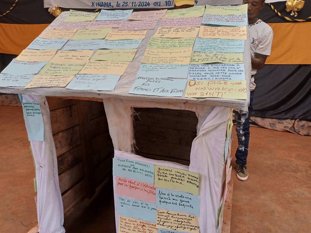UNHCR_Burundi's tweet photo. 📍Kinama refugee camp @MuyingaProvince
Amazing to see the involvement of the #refugees in this innovative work, they say NO to all forms of violence in their 🏠

👏 This is one of the activities marking the closing of the 16-days campaign to fight violence against women and girls https://t.co/zw69haHcyP