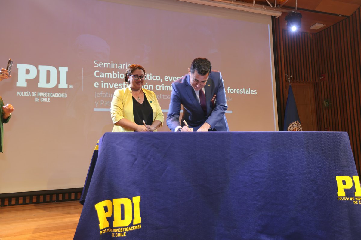 PDI_CHILE's tweet photo. PDI firmó importante convenio para optimizar la investigación de los incendios forestales. 
Dicho acuerdo desarrollado con el Centro de Información de Recursos Naturales del Ministerio de Agricultura @CirenChile se traducirá en acceso a nuevas herramientas para el análisis e indagación en el origen de estas emergencias.
