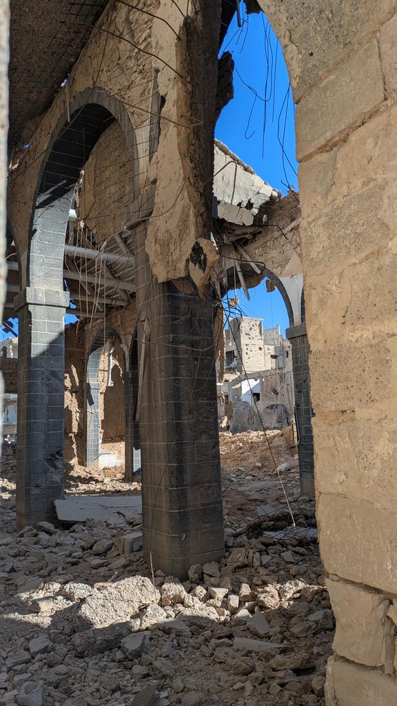 EliasPerabo's tweet photo. Viereinhalb Minuten Autofahrt liegen zwischen den Stadtrand von Damaskus, wo es keinerlei Spuren des Krieges gibt und diesen Bildern. 
Die Bomben Russlands und des #Asaad Regimes haben die Vororte in Trümmerwüsten verwandelt. #Syrien #erbin #douma https://t.co/AGOIrBdj29