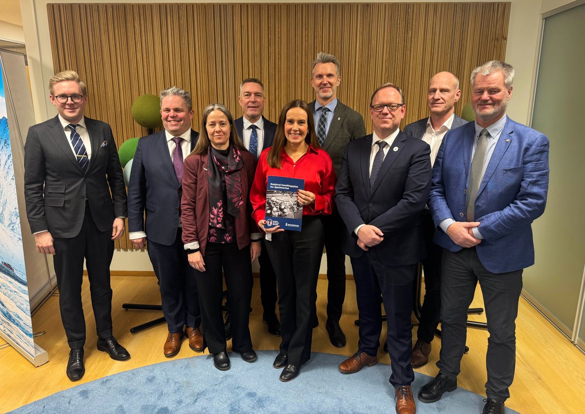 LANSERER NASJONAL HANLDINGSPLAN FOR SJØSIKKERHET. Med bidrag fra mange aktører - Den første i sitt slag. Inneholder 70 tiltak som skal bidra til å redusere antall alvorlige ulykker på sjøen. Overrakt Kystministeren i dag. shorturl.at/C8mWg (foto Sdir)