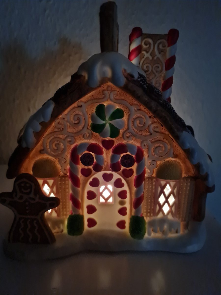 OliverSKBerlin's tweet photo. Hallo #Partylite @PartyLiteGmbH, der Lebkuchenmann links versperrt mir leider die vollständige Sicht in mein Pfefferkuchenhaus. Warum habt Ihr ihn nicht auf's Dach gestellt? 😁.
Schöne Weihnachtsfeiertage 🎅🎄. 👇 https://t.co/beksLWxx9h