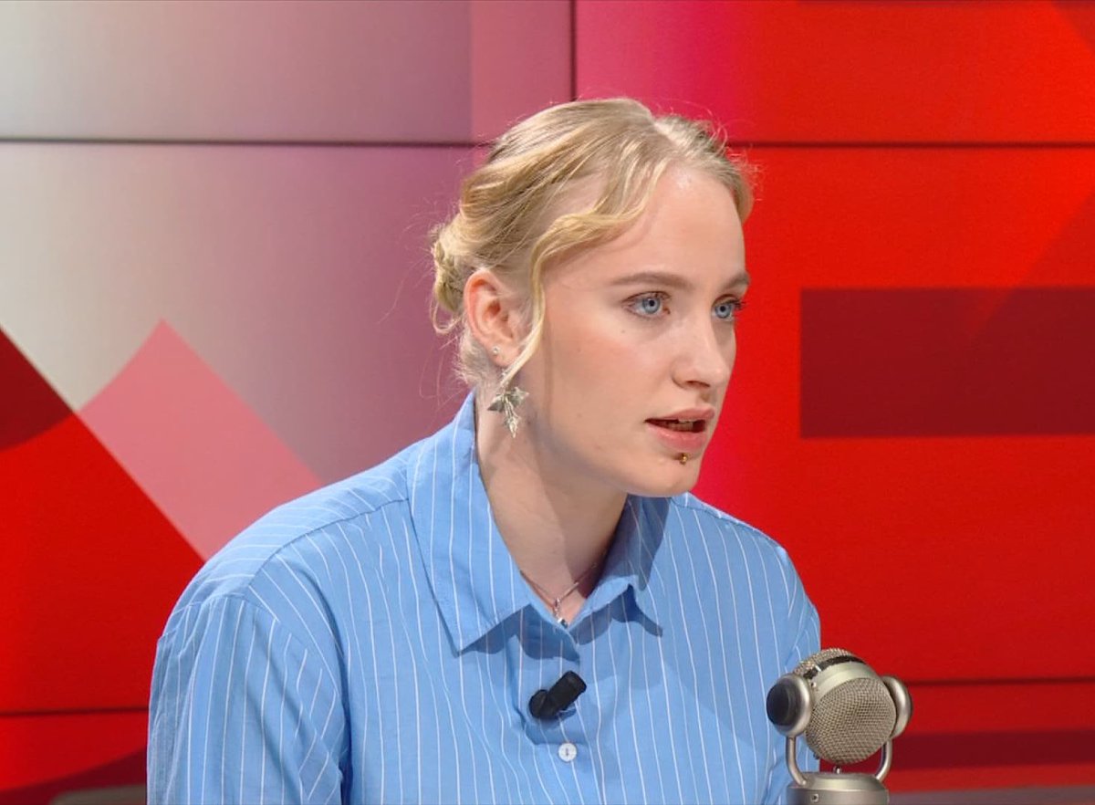 GossipRoomOff's tweet photo. 🚨 Mila prend la parole après l’élection d’Angélique Angarni-Filopon, Miss France 2025 :

"Moi, je la trouve canon. Je n’ai jamais regardé une seule minute de cette émission. Je désapprouve profondément le concept qui consiste à mettre des femmes en compétition pour qu’au final, la gagnante soit en première ligne pour subir des critiques et humiliations gratuites de millions de 2/10 en crise de nerfs."

En réponse à un internaute écrivant :
“Elle est laide. Grosse et trop âgée pour un concours de beauté. C’est un véritable scandale quand on voit l’offre qui était proposée. J’ai 40 ans, je ne coucherai pas avec.”

Mila a répliqué avec sa franchise habituelle : "Si je peux me permettre, je pense qu’elle ne coucherait pas non plus avec vous." ⚡️ (via X)