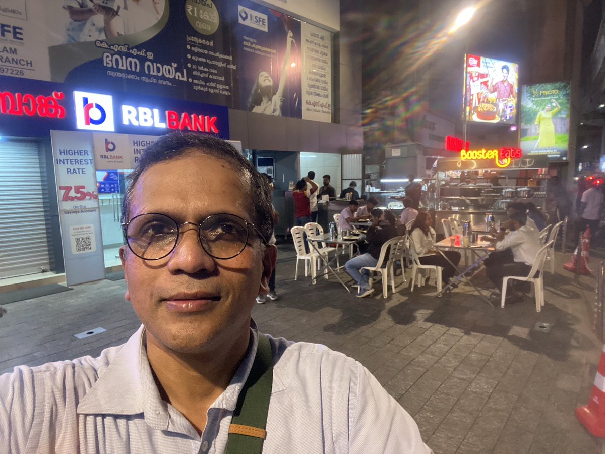 joeurol's tweet image. ⁦@KeralaTourism⁩ ⁦@KochiAirport⁩ #BoosterEats-MG Road Awesome street food to get the pores flowing. #AuthenticExperience #StreetFood