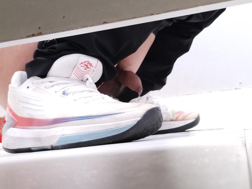 早起可以看到晨勃鸡，34是中午拍的，直男真的很喜欢看自己的包皮鸡漏尿#男大#偷拍#直男偷拍#厕所偷拍