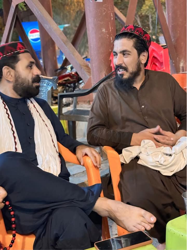 Noorullah_PTM's tweet photo. خیبر جرگے کے ممبر اور پشتون تحفظ مومنٹ سندھ ضلع ایسٹ کوآرڈینیٹر مدیر عرف حقیار محسود کو آج شام فقیرا گوٹھ سے پولیس وردی میں اور کچھ سادہ لباس میں ملبوس لوگوں نے اغواء کرکے ساتھ لے گئے ۔
ہم SSP ایسٹ سے مطالبہ کرتے ہیں کہ حقیار محسود کو جلد ازجلد منظر عام پر لایا جائے ۔ https://t.co/b59YyTvqRt