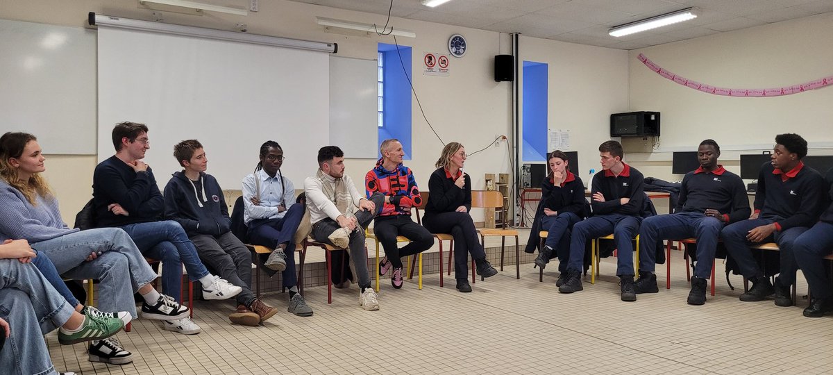 FxRouxDemare's tweet photo. Visite du Centre EPIDE de Combrée par mes étudiants du master 2 Droit des personnes vulnérables de l'Université de Bretagne Occidentale
Les étudiants ont pu découvrir le dispositif @EPIDE_Officiel et échanger avec les jeunes volontaires et les agents
#epide
@UBO_UnivBrest https://t.co/4C2JPCq6eF