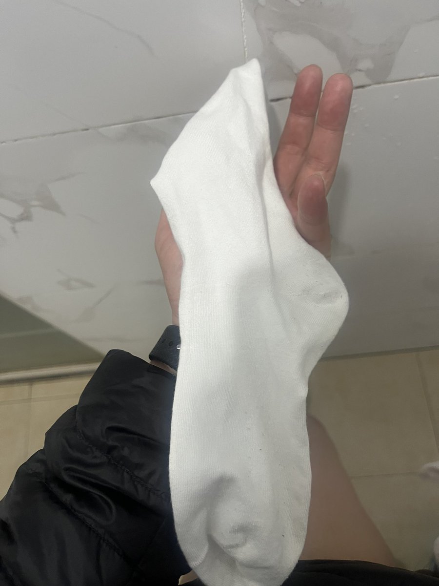 manmandlg's tweet photo. 最近老婆加班太忙，快两个月没做了，趁老婆孩子睡着，偷偷拿她的白袜在厕所撸一发 https://t.co/wdEnz0D6fZ