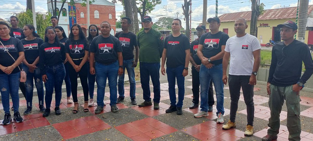17Dic|🇻🇪Hoy conmemoramos los 194 años de la siembra de nuestro Libertador Simón Bolivar. Una fecha muy importante para nuestra Patria. Por eso nuestra Organización TUPAMARO realiza ofrenda Floral y Ecologica en la Plaza Bolivar del Municipio Papelon.

#TupamaroTomaCaracas 🚩🏴