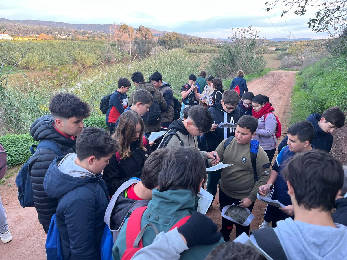 iescantillana's tweet photo. Hoy,alumnos de 2ºESO han realizado una ruta de senderismo a Los Molinos Perdidos de Cantillana, organizada por Ed. Fisica. Han trabajado saberes de Geografía e Historia con la lectura de mapas, nociones de orientación y conocimiento de la historia y funcionamiento de los molinos. https://t.co/tGZT4t7ZZv