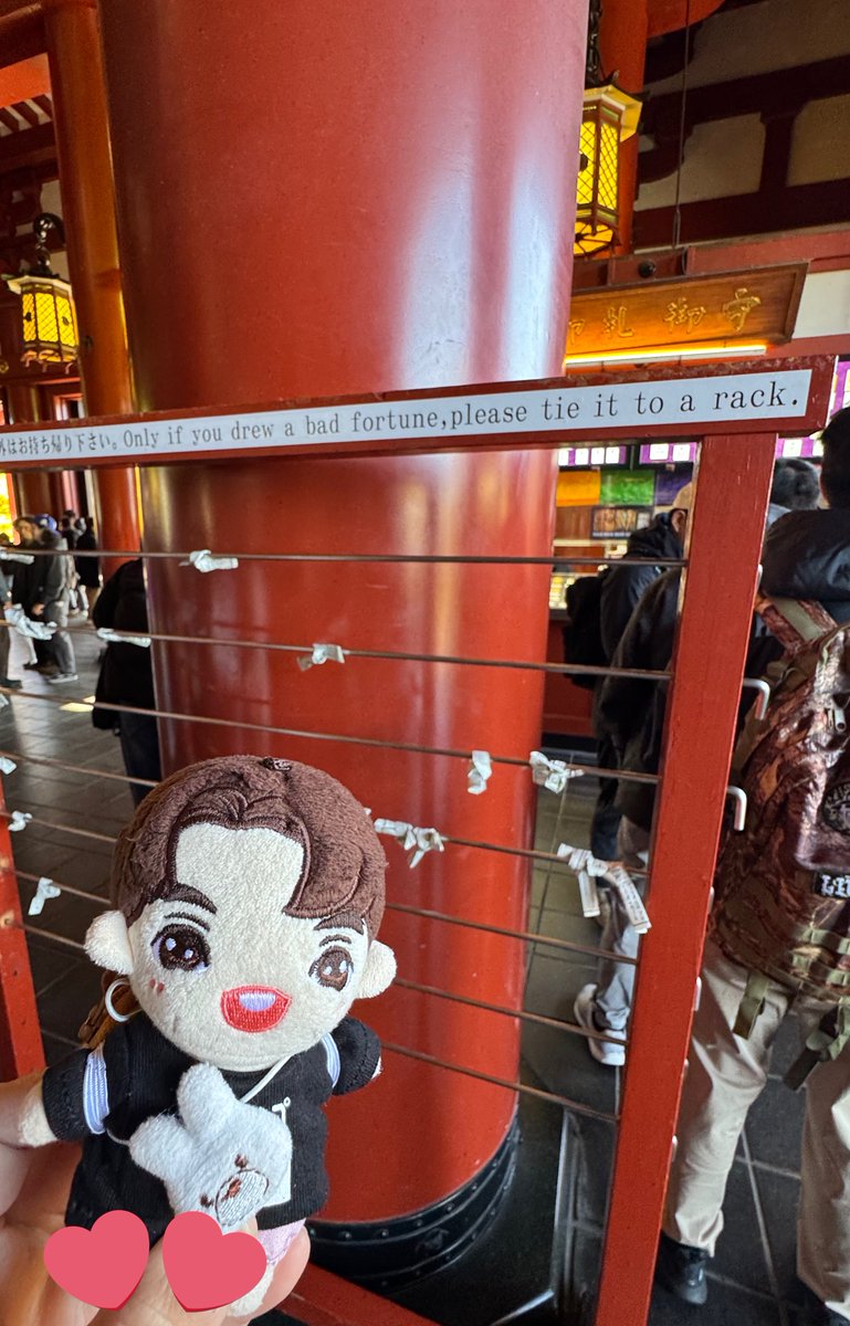 chocolate21w's tweet photo. 浅草寺のおみくじ、何度か行ってるけど凶しか出たことないんだけど😂
反省しなさいって書いてるね😅
内容悪すぎてぬいちゃんも思わずのけ反るよね🤣
ここ以外で凶は出たことないんだけどな😂
#タイ沼ぬい部 #windoll
#FANCON旅 https://t.co/JeQQumugfu