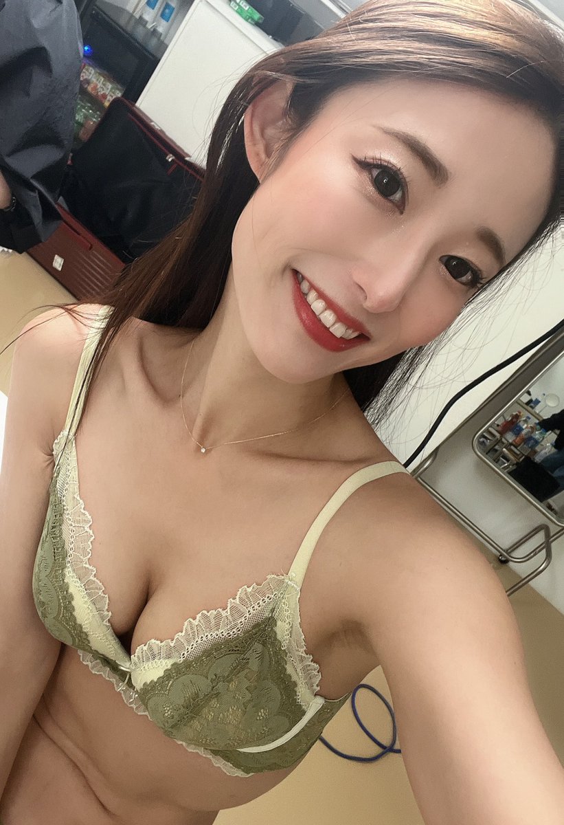 CuToKKTDuc98's tweet photo. @suzusprings Chị Cười E Muốn Đút CU Em Vào Mồn Vs Lồn Chị Quá ,Cứ Đó Bú Đi Hút Thuốc Làm Gì , https://t.co/Mf6tAgDvL2