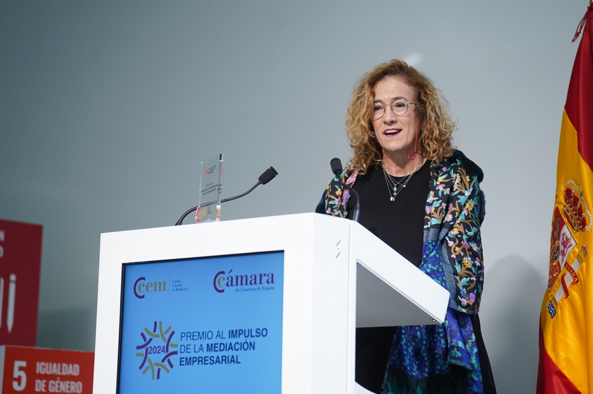 camarascomercio's tweet photo. Cristina Jiménez Savurido, presidente de @fide_fundacion, recoge el Premio a las Mejores prácticas.

"La mediación es el método de resolución de conflicto más utilizado en las economías mas avanzadas del mundo. Tenemos que cambiar la cultura del litigio por la de la mediación". https://t.co/Yf2FqZfEMQ