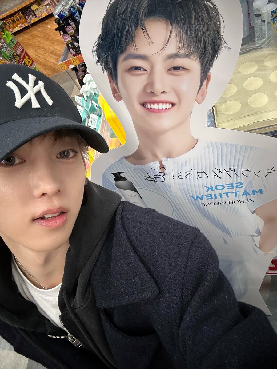myseokryudan's tweet photo. not kamden taking a pic with matthew's bifesta standee instead of matthew himself 😭😭😭 https://t.co/yKZlxFTMey