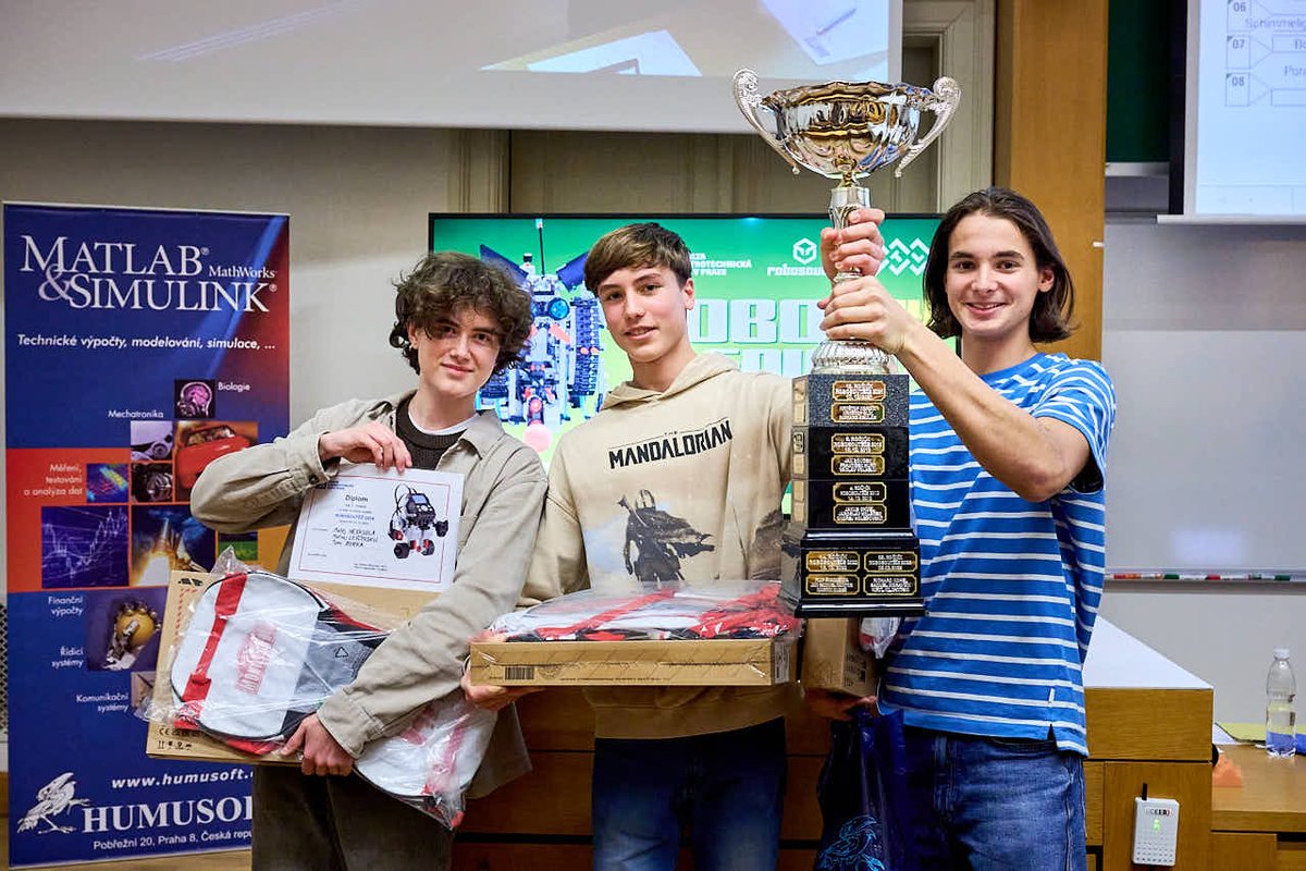 🤖Finále Robosoutěže 2024 pro střední školy vyhrál tým z pražského Gymnázia Na Vítězné pláni. Studenti  Matvej Leščinskij, Tomi Borka a Matěj Neškudla sestrojili nejlepšího robota - popeláře.👏
👀1url.cz/j1IVE
📷P. Neugebauer