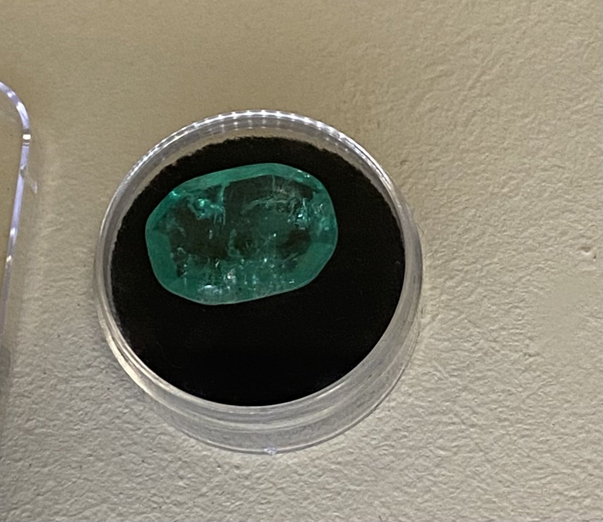 andersonmineral's tweet photo. It’s another Guess the Gem!! What mineral or variety do you think this gem is? Hint: … a famous fictional place… #GuessTheGem #GeoscienceTwitter https://t.co/lZsU72IvCR