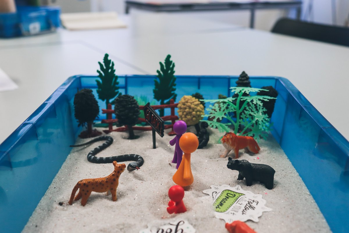 Fab time  Bristol Conversations in Education <a href="/BristolUni/">University of Bristol</a> <a href="/FrancesGiampapa/">Dr Frances Giampapa</a> with Vicky Timperley talking through new <a href="/policypress/">Policy Press</a> 📚📖 Sandboxing in Practice lnkd.in/e7rVJ8_W &amp; getting out sand, figures and water  ⌛ 🎨 💡 😊 recording of session 🔗bristol-ac-uk.zoom.us/rec/play/S-flB…