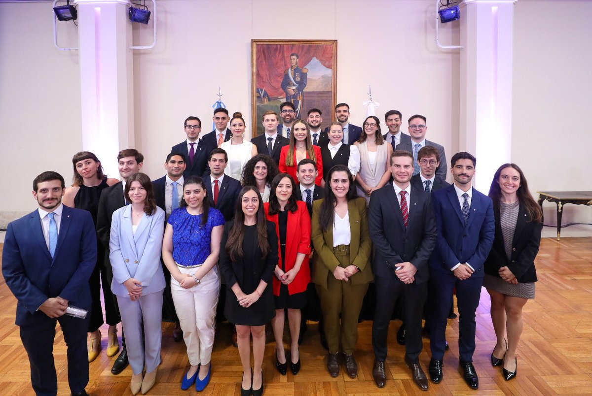 En el marco del fin del ciclo lectivo, celebramos un evento de cierre de año y despedimos a los aspirantes becarios de la promoción 58, quienes a partir del 1° de enero pasarán a formar parte del Servicio Exterior de la Nación como terceros secretarios 👩‍🎓🧑🏻‍🎓

Sigue 1/3