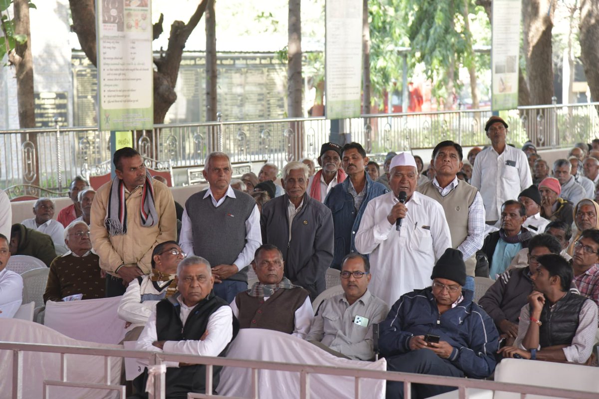 ADevvrat's tweet photo. गांधीनगर जिला प्रशासन और आत्मा प्रोजेक्ट के संयुक्त तत्वावधान में आज कलोल तालुका के भादोल गाँव में आयोजित 'प्राकृतिक कृषि संवाद' में किसानों के इस भय को दूर करते हुए समझाया कि देशी गाय आधारित प्राकृतिक खेती से उत्पादन कम नहीं होता, किसानों को शीघ्र ही प्राकृतिक खेती अपनानी चाहिए। https://t.co/t9ujFA2nYY