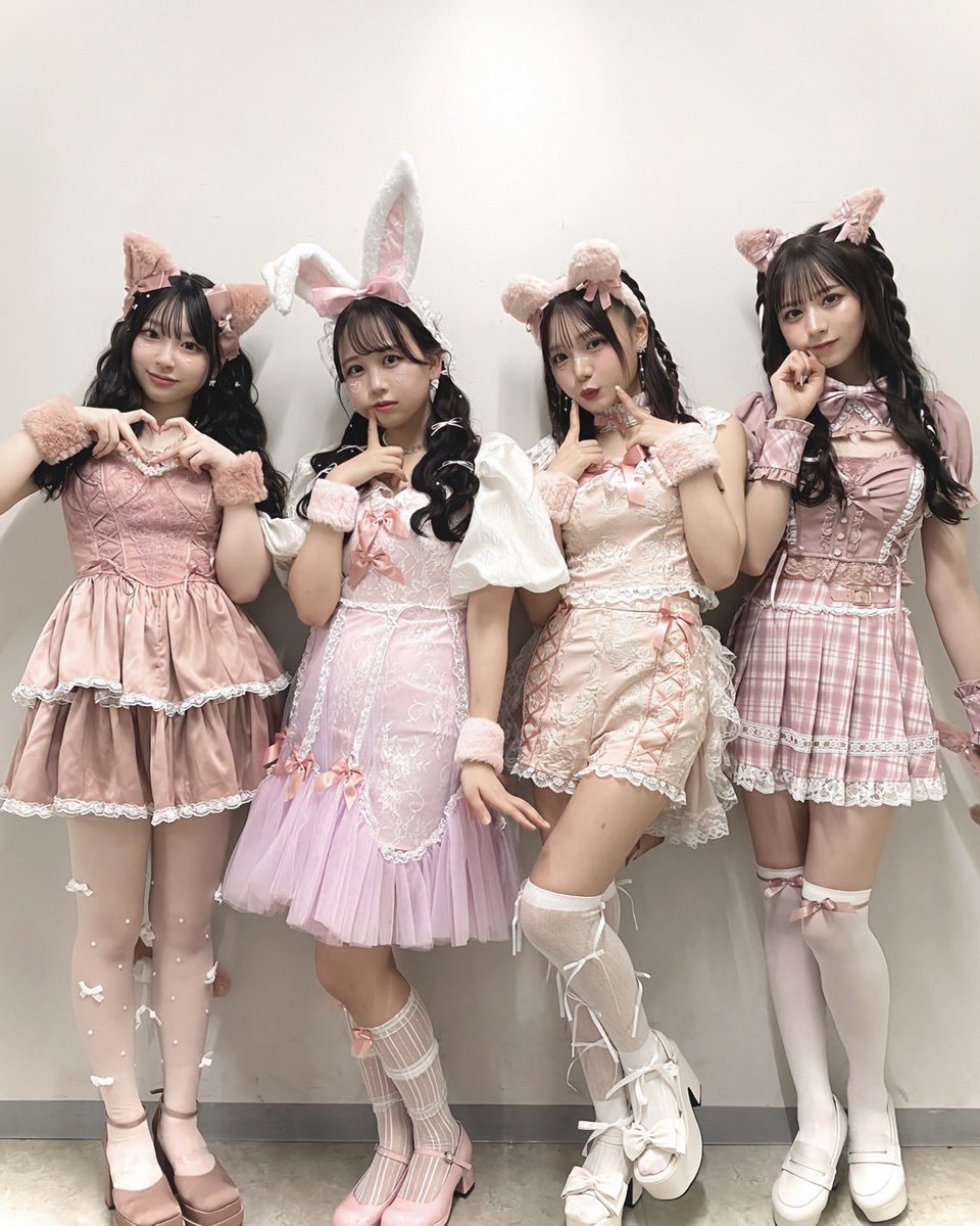 らめ❤️ LARMEコンセプト変わった？ 元からこんなカッコさせてたっけ？ 女の子