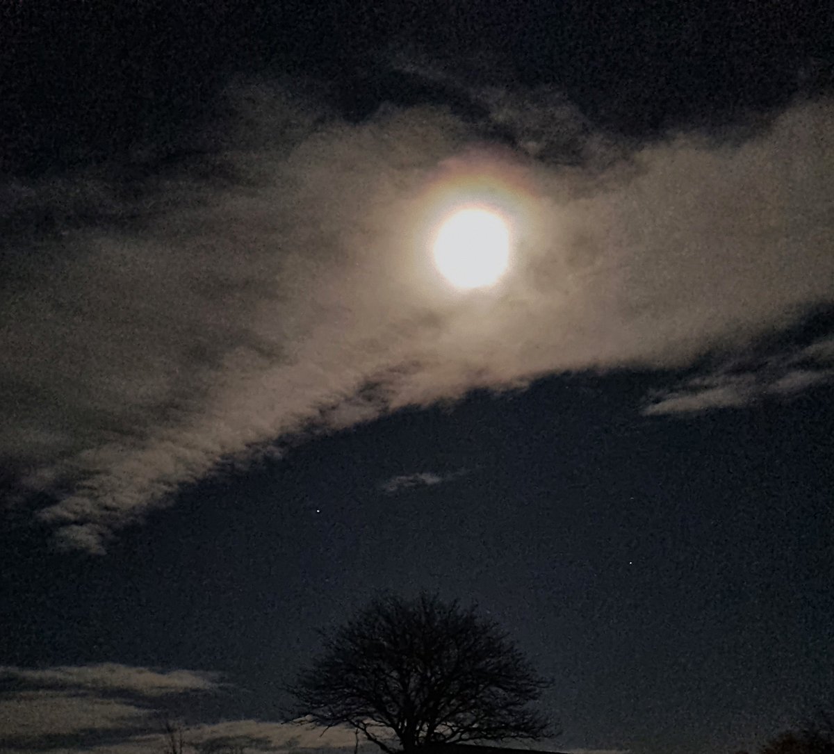 Moonlight foot patrols in Bardney and Nettleham last night by the Neighbourhood Policing Team

Image from the Reepham