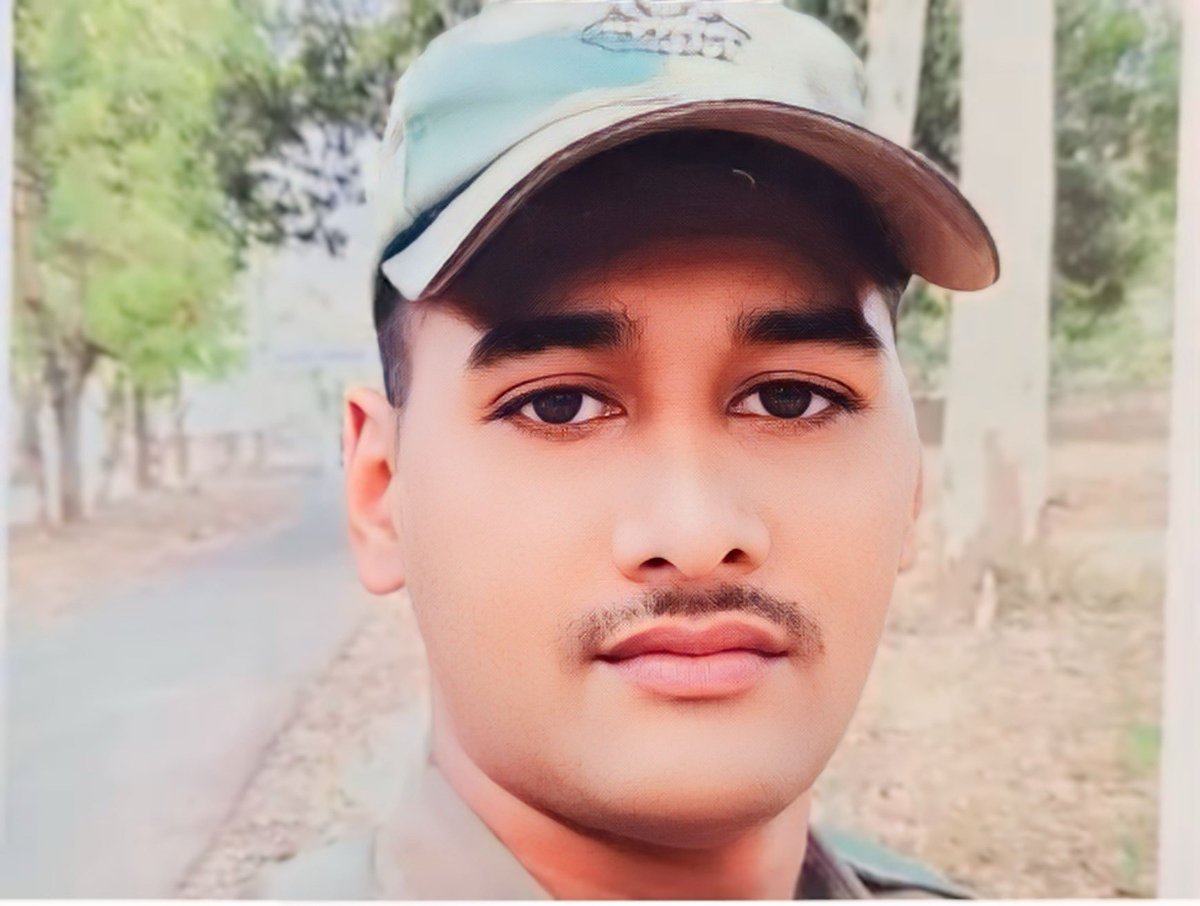 "शहीद चन्द्र प्रकाश पटेल जी को भावपूर्ण श्रद्धांजलि"
भारतीय सेना के वीर सपूत, ग्राम पंचायत नरायनपुर जमुआ निवासी चन्द्र प्रकाश पटेल जी, जो 99 बटालियन, सूरजगढ़ (जयपुर, राजस्थान) में तैनात थे, के शौर्य और बलिदान को पूरा देश नमन करता है।
शोक की इस घड़ी में मैं शहीद चन्द्र प्रकाश पटेल