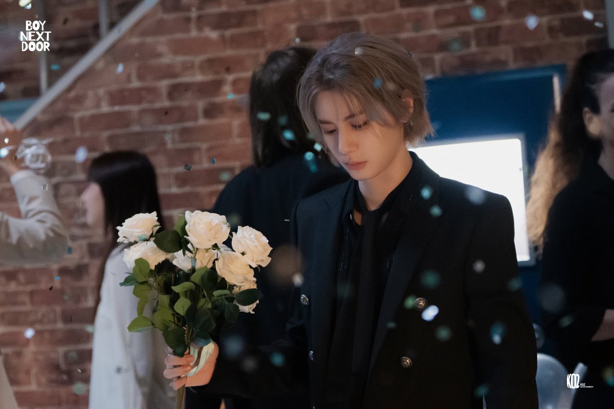 surferboyhan's tweet photo. 활동기에 올라온 사진 보고 와 프러포즈 같다 (하지만 이런 일이 생기면 안 되겠지..) 했는데 뭔데이게 https://t.co/pHqFP4OwEg