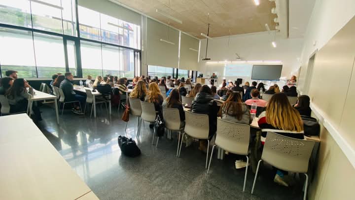 SaludMentalVAL's tweet photo. Esta mañana el equipo de #sensibilización de #ASIEM ha estado con el alumnado de enfermería de la @UV_EG reflexionando sobre el estigma en salud mental.

@GVAIgualtat https://t.co/XlV1JtoehK