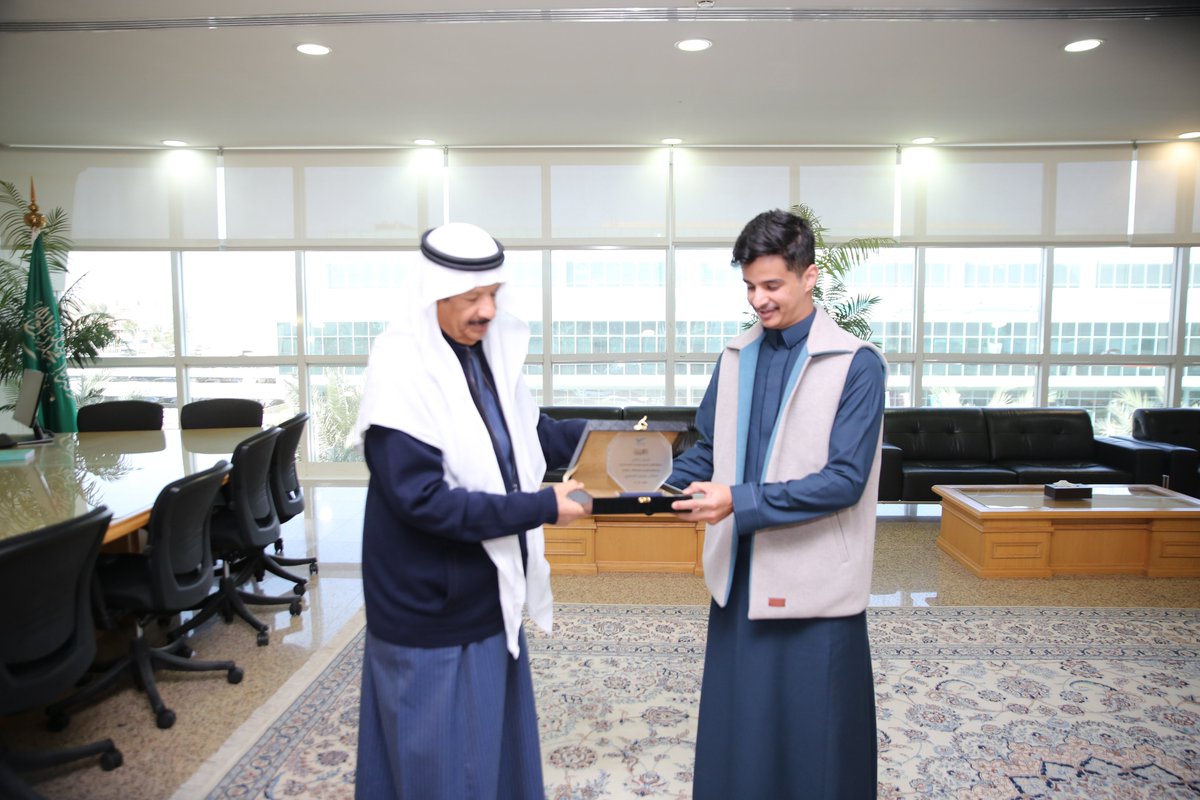 dau_university's tweet photo. معالي رئيس #جامعة_دار_العلوم الأستاذ الدكتور خالد الحمودي يكرم الفريق المنظم والطلاب الفائزين في مسابقة أفضل مشروع ريادي في مكافحة الفساد.
 بعد مشاركتهم في معرض وملتقى اليوم الدولي لمكافحة الفساد تحت رعاية وزير التعليم بمقر وزارة التعليم. https://t.co/aYBB3bjN25
