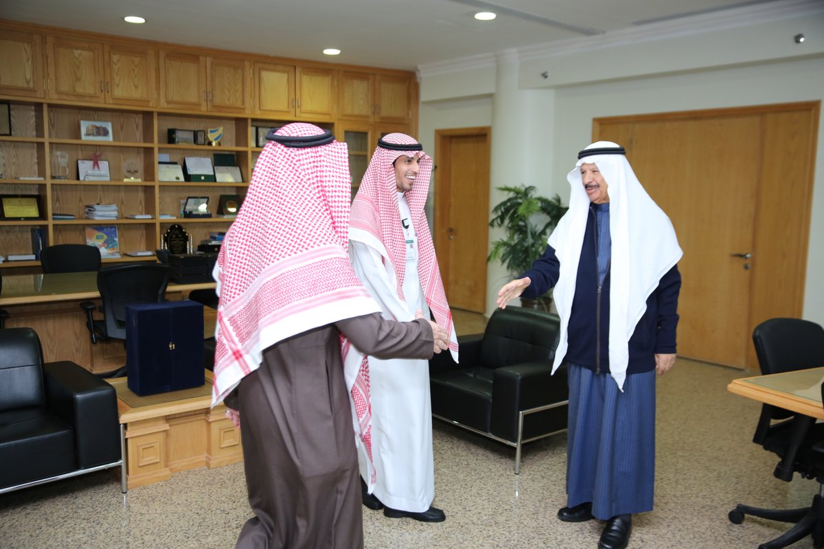 dau_university's tweet photo. معالي رئيس #جامعة_دار_العلوم الأستاذ الدكتور خالد الحمودي يكرم الفريق المنظم والطلاب الفائزين في مسابقة أفضل مشروع ريادي في مكافحة الفساد.
 بعد مشاركتهم في معرض وملتقى اليوم الدولي لمكافحة الفساد تحت رعاية وزير التعليم بمقر وزارة التعليم. https://t.co/aYBB3bjN25