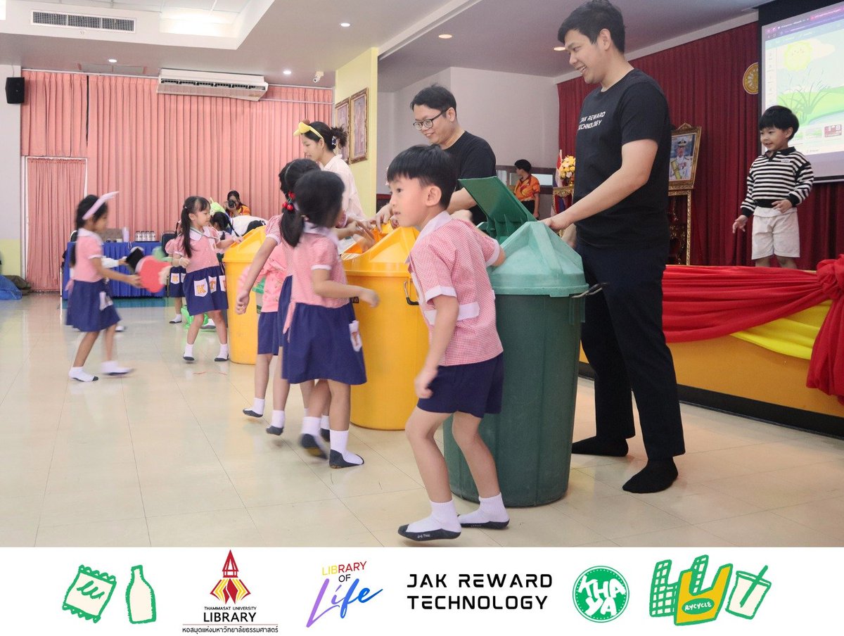 JakReward's tweet photo. 📷ภาพบรรยากาศ กิจกรรมส่งเสริมการเรียนรู้ “หนูน้อยวัยใส ใส่ใจคัดแยกขยะ” โดยหอสมุดแห่งมหาวิทยาลัยธรรมศาสตร์ และ โรงเรียนอนุบาลแห่งมหาวิทยาลัยธรรมศาสตร์ พร้อมด้วยทีมงาน Jak reward technology เพื่อให้น้องๆเด็กๆ ได้รู้จักการคัดแยกขยะรีไซเคิล และขยะเศษอาหาร พร้อมการแสดงต่างๆมากมาย จะสนุกแค่ไหนไปดูกันนน
.
ในวันที่ 17 ธันวาคม 2567
ณ โรงเรียนอนุบาลแห่งมหาวิทยาลัยธรรมศาสตร์
.
#jakrewardtechnology #Jakreward #KHAYA #JAKCHAIN #ThammasatULibrary #หอสมุดแห่งมหาวิทยาลัยธรรมศาสตร์ #THAICHAIN #Khayacoin #JakSocialFund #SocialFund
