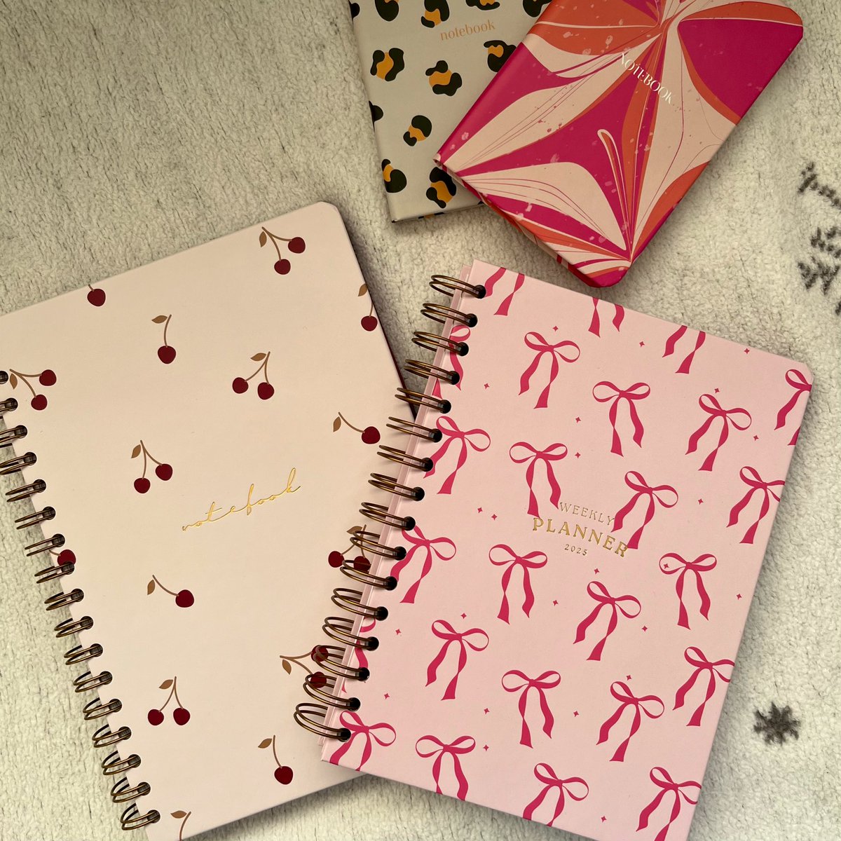 luvwchris's tweet photo. ben uslanmaz bir ajanda ve defter bagimlisiyim .tum senemi toparlayacagina inandigim o’ yeni ajandam 🙂‍↕️🎀 https://t.co/9TqZ9HXa6S