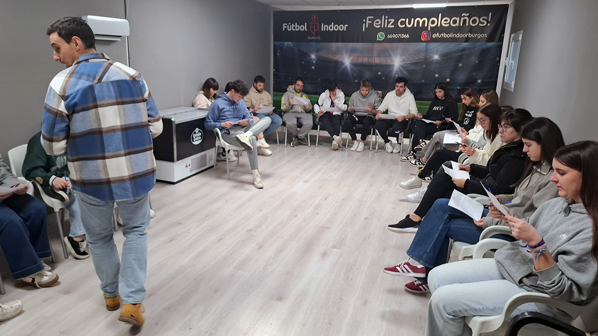 UEMC's tweet photo. | ⚽ Experiencias | Enmarcada dentro de la asignatura 'Psicología de la Actividad Física y del Deporte', estudiantes de la @UEMC vivieron una experiencia de #TeamBuilding en Fútbol @Indoor_Burgos

Gracias a Jona Muñoz Mayor (@LiderayCompite), psicólogo deportivo y director de la instalación, por diseñar esta actividad práctica y reflexiva que combinó deporte, aprendizaje y trabajo en equipo 💪