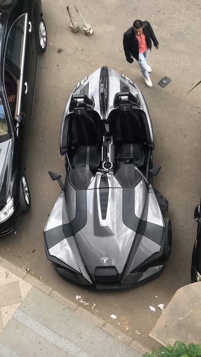 أنا متأكد إن العربية دي ف مصر بسبب جوزين الأسمنت اللي وراها دول