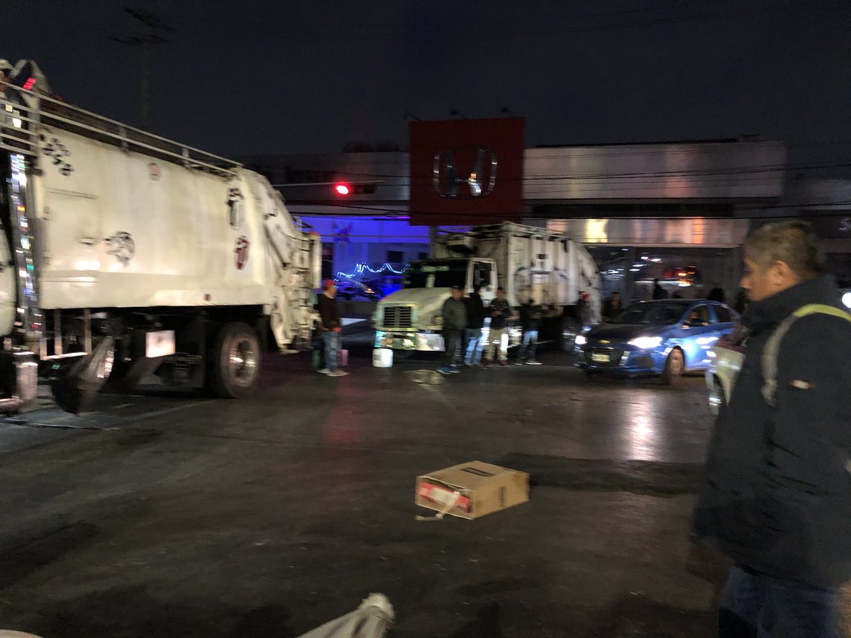 elevan07's tweet photo. Precaución, bloqueo por camiones de basura. Av. Insurgentes ambos sentidos desde el Caminero Tlalpan 
@TlalpanAl https://t.co/bPeyCdNedE