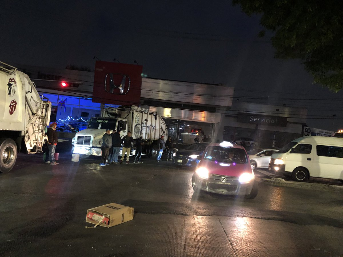 elevan07's tweet photo. Precaución, bloqueo por camiones de basura. Av. Insurgentes ambos sentidos desde el Caminero Tlalpan 
@TlalpanAl https://t.co/bPeyCdNedE